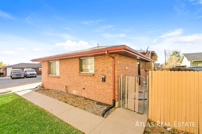 Building Photo - 681 Fraser St