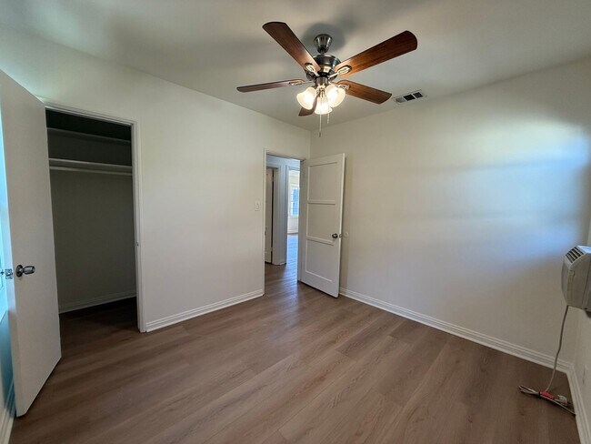 Building Photo - 321 - 1221-1223 West Ramona LLC