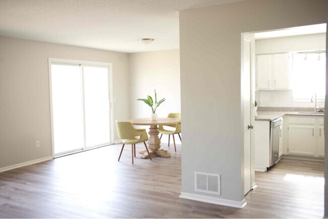 Building Photo - 10307 Englewood Dr