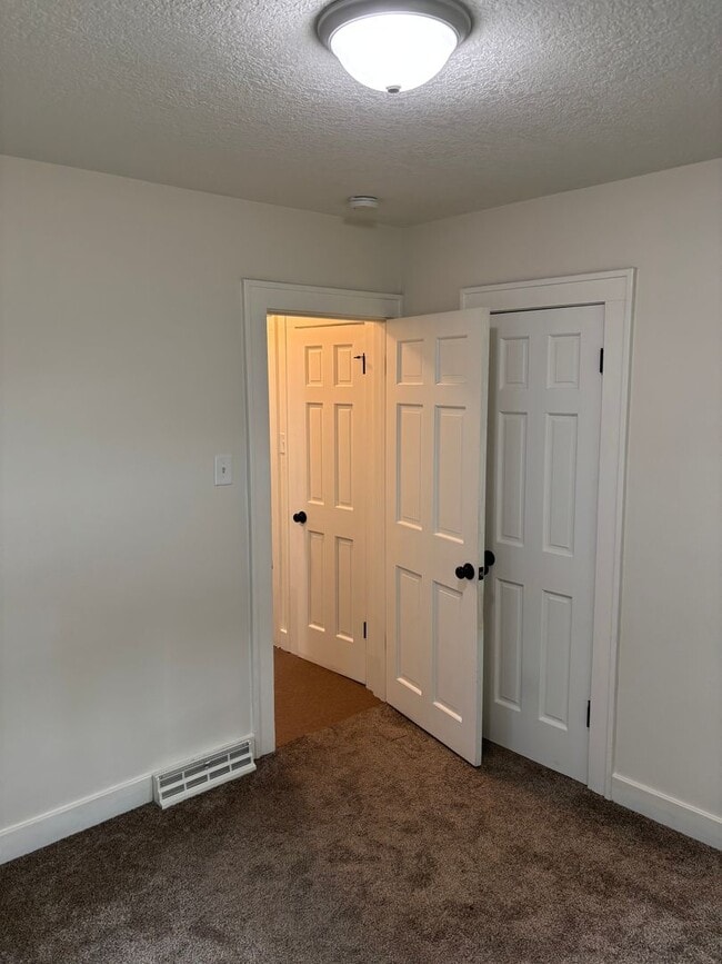Building Photo - Cozy 3 Bed House in Waterloo, Iowa