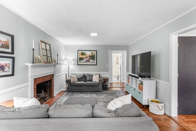 Building Photo - Beautifully Updated 4 Bedroom, 2.5 Bath Home in Fairview