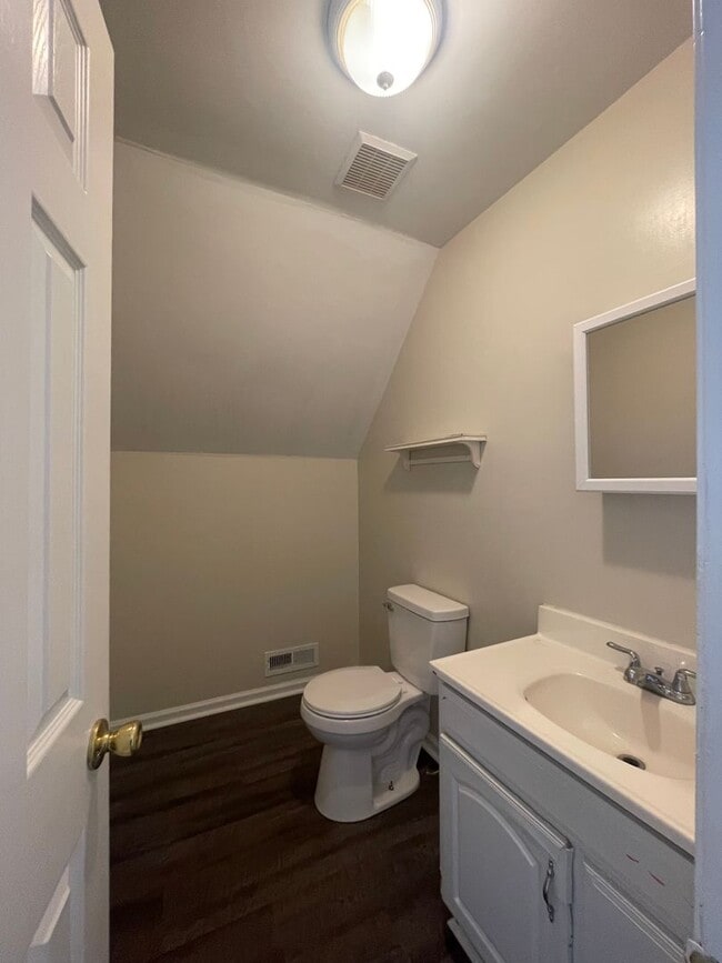 Building Photo - 1014 Colonial Ave