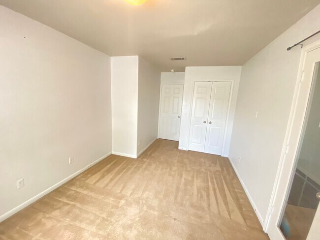 Building Photo - Beautiful 4 bed 2 bath home in White Rock subdivision.