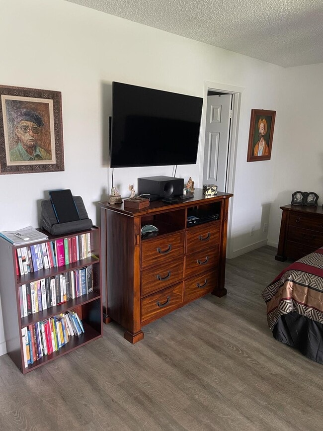 Building Photo - 2052 Cornwall C