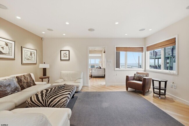 Building Photo - 119 S 11th Ave