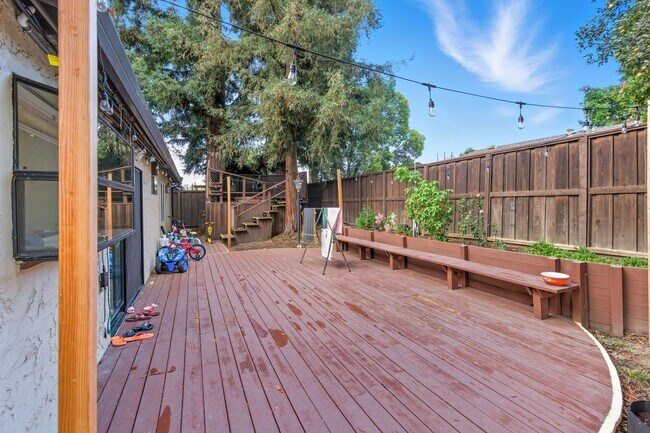 Building Photo - Welcome to elegant living in the heart of ...