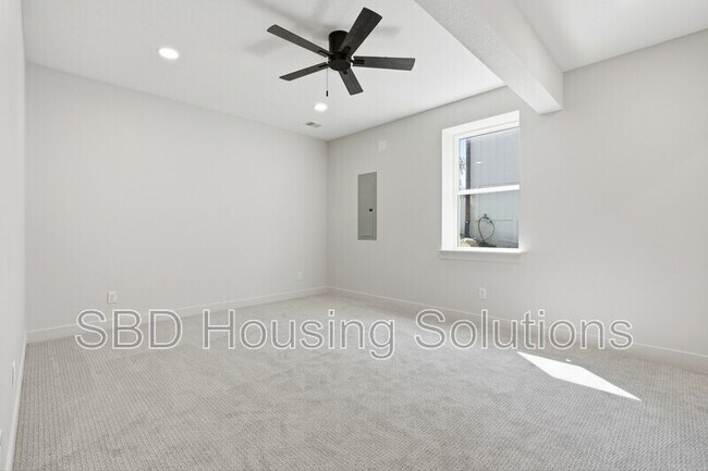Building Photo - 1412 NE Ernest Way