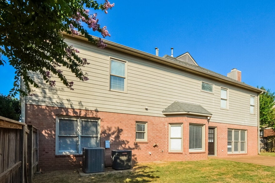 Building Photo - 2033 Oak Springs Dr