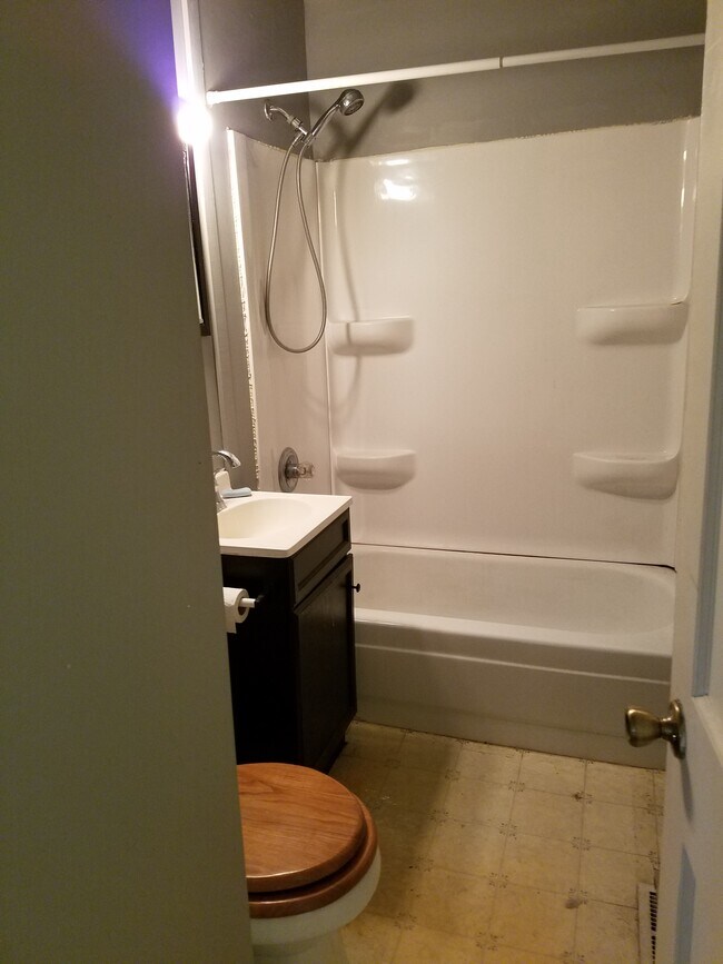 Building Photo - 2039 E Whitmer St