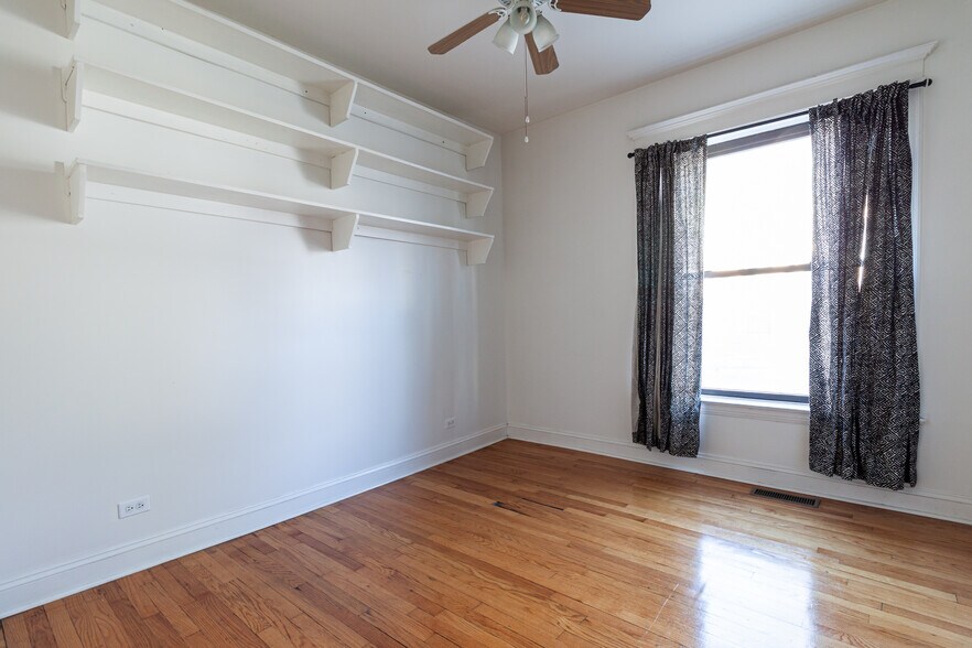 Building Photo - 910 W Belle Plaine Ave