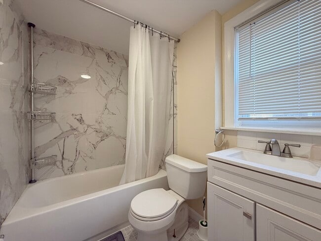 Building Photo - 10 W Elm Ave