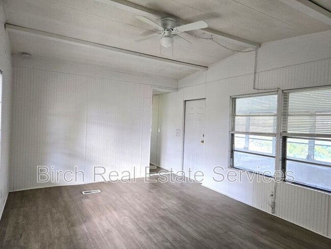 Building Photo - 7106 Commons Blvd