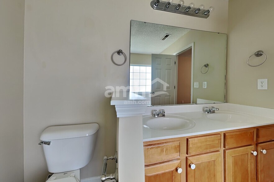 Building Photo - 5013 Springdale Dr