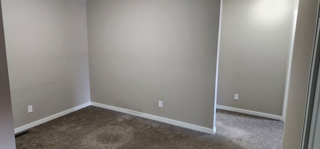 Building Photo - Beautiful 2 Bedroom 1 Bath End Unit Townhouse