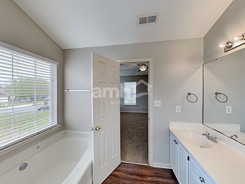 Building Photo - 1020 Ridgefield Cir