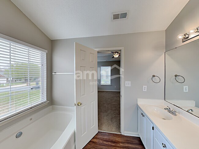 Building Photo - 1020 Ridgefield Circle