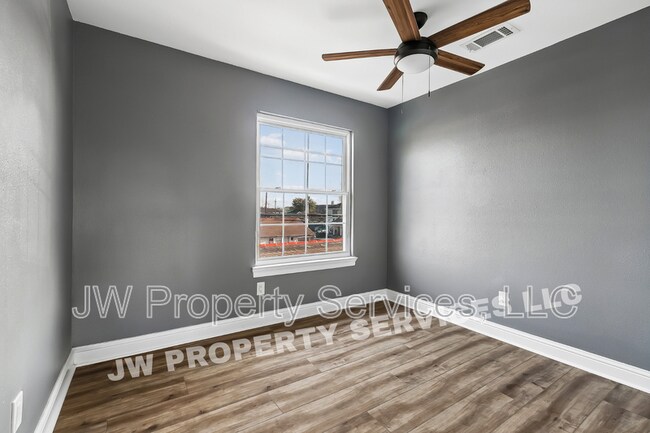 Building Photo - 2632-34 Annette St