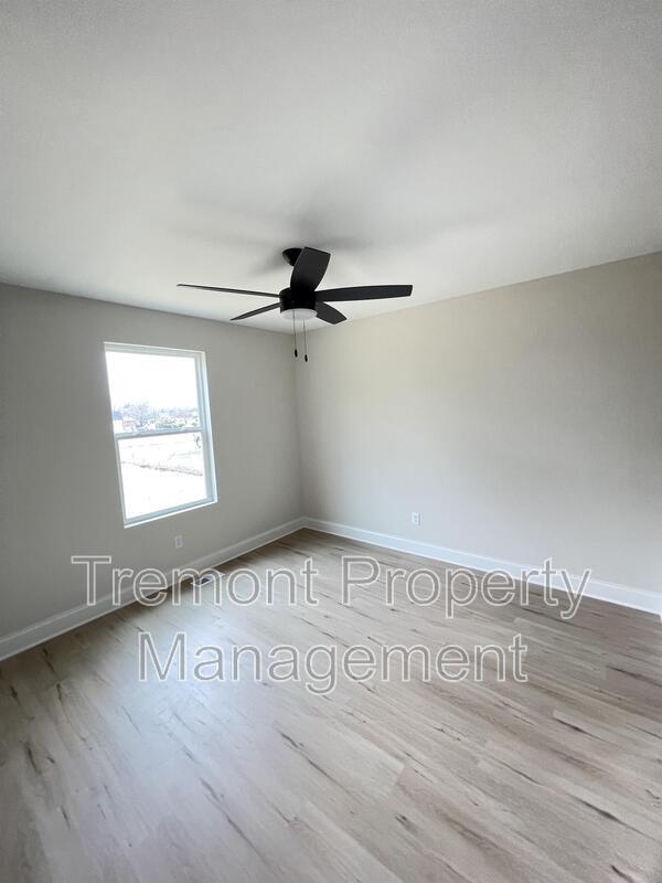 Building Photo - 307 W 42nd St