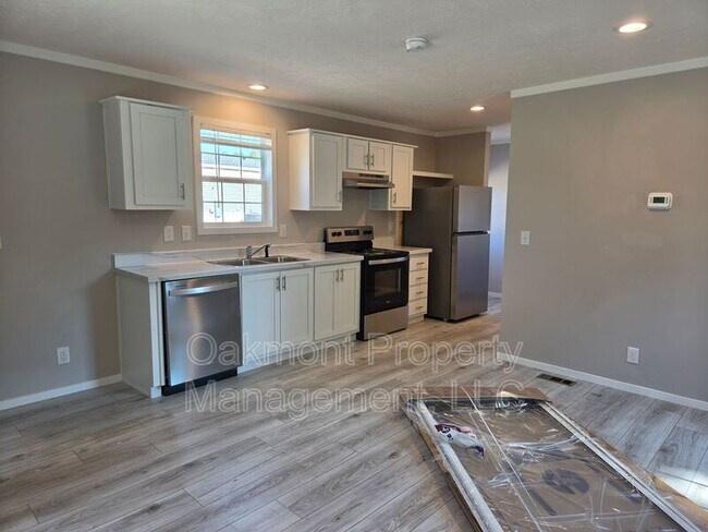 Building Photo - 223 Plum Dr