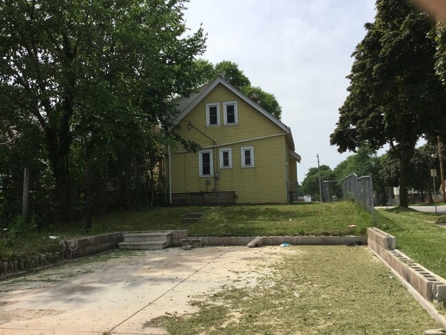Building Photo - Roomy 3 Bedroom Single Family Home ( Franklin Heights )