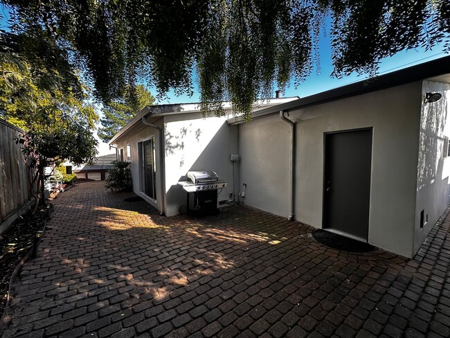 Building Photo - Charming Updated Two-bedroom in Pacific Gr...