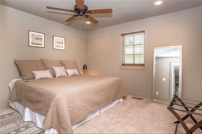 Building Photo - 303 NW F St