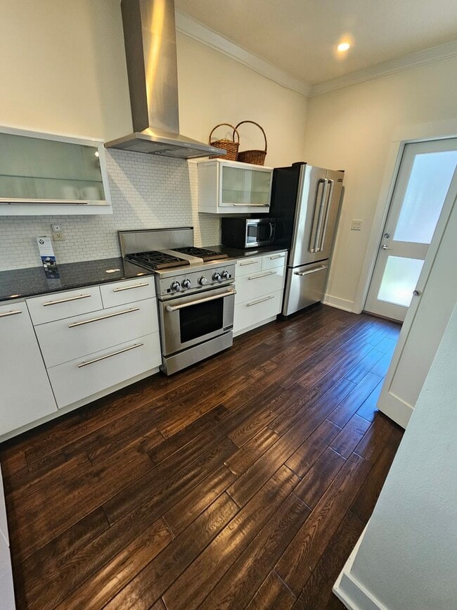 Building Photo - MOVE IN SPECIAL! 1/2 OFF FIRST MONTH'S REN...
