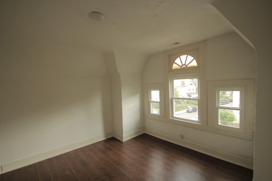 Building Photo - 419 Peebles St