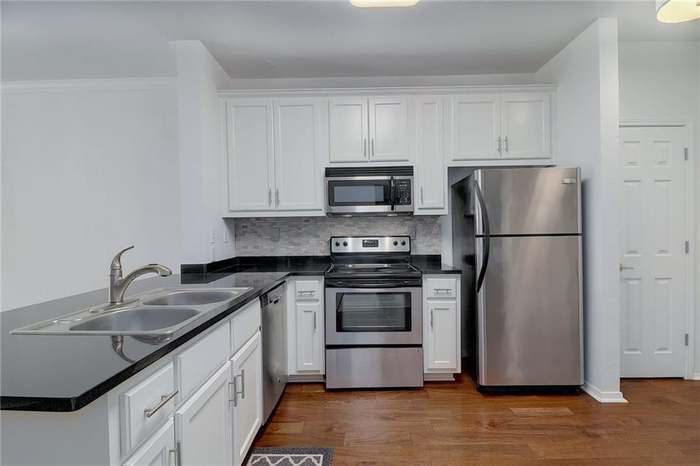 Building Photo - 910 W 25th St