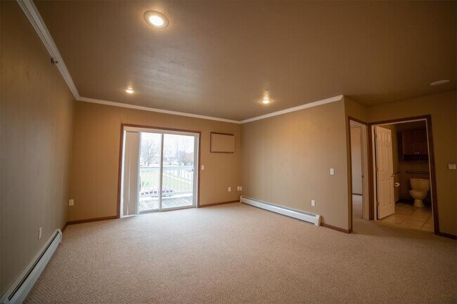 Building Photo - 830 E Elm Dr