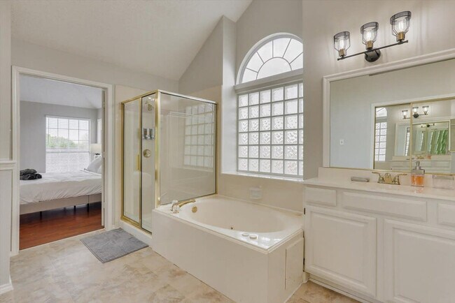 Building Photo - 7402 Brookhaven Dr