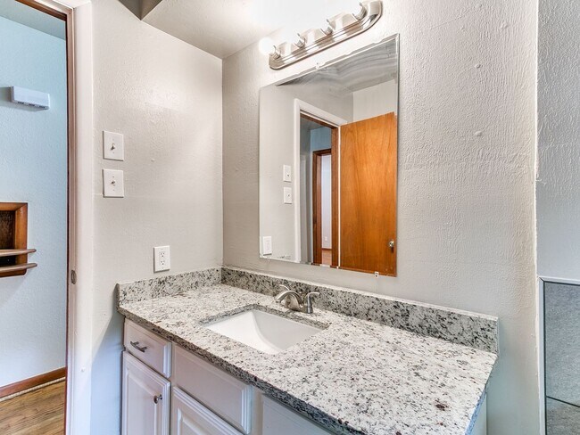 Building Photo - 721 E Bouse Dr