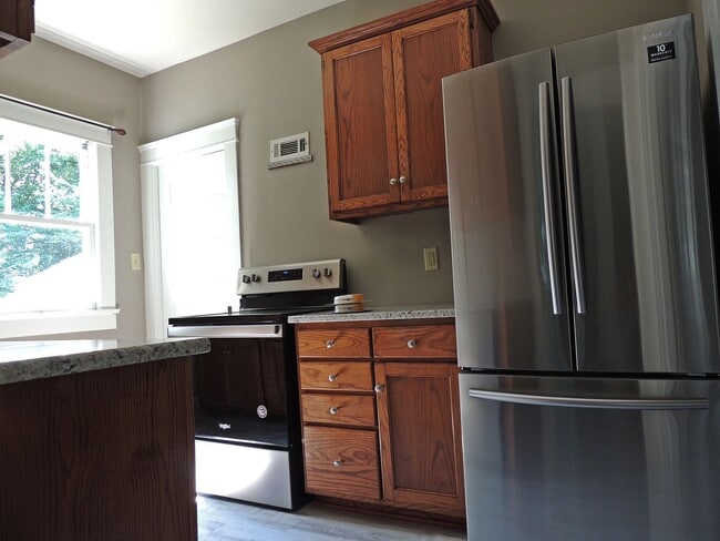 Building Photo - You need to see this beautiful home in Maryville City