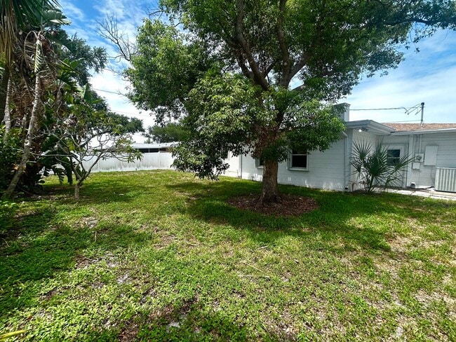 Building Photo - 3 Bed 2 Bath Home for Rent in Ideal Northeast St. Pete Neighborhood