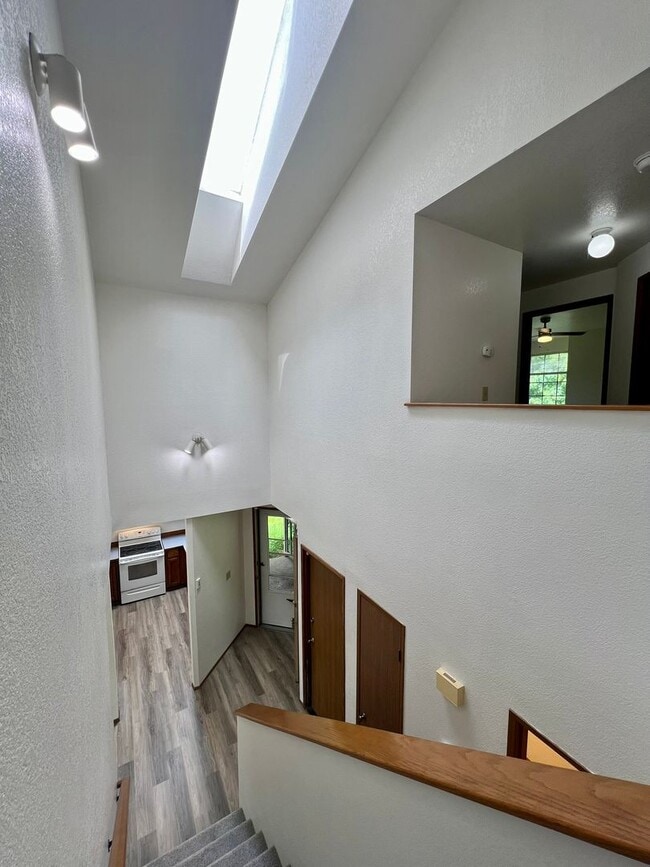 Building Photo - PENDING APPLICATION; New Paint & New Floor...