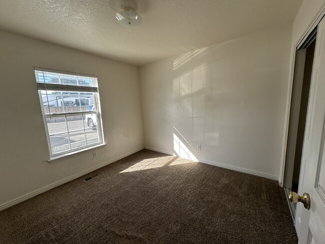 Building Photo - 122 Davis Ave