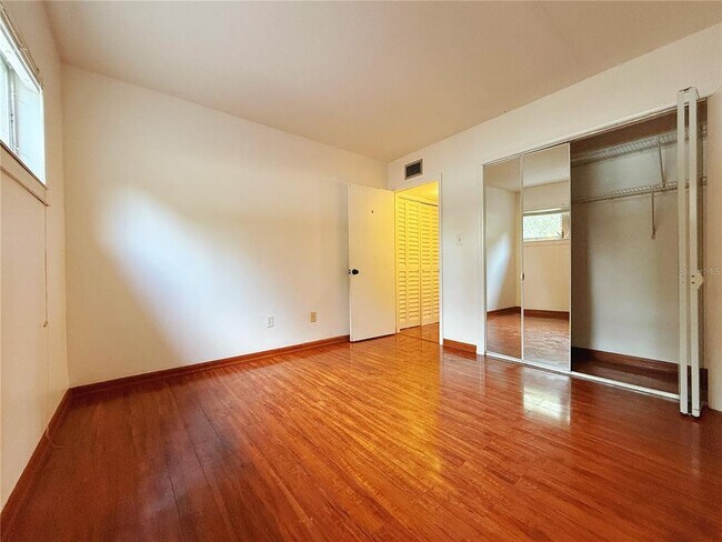 Building Photo - 825 N Primrose Dr