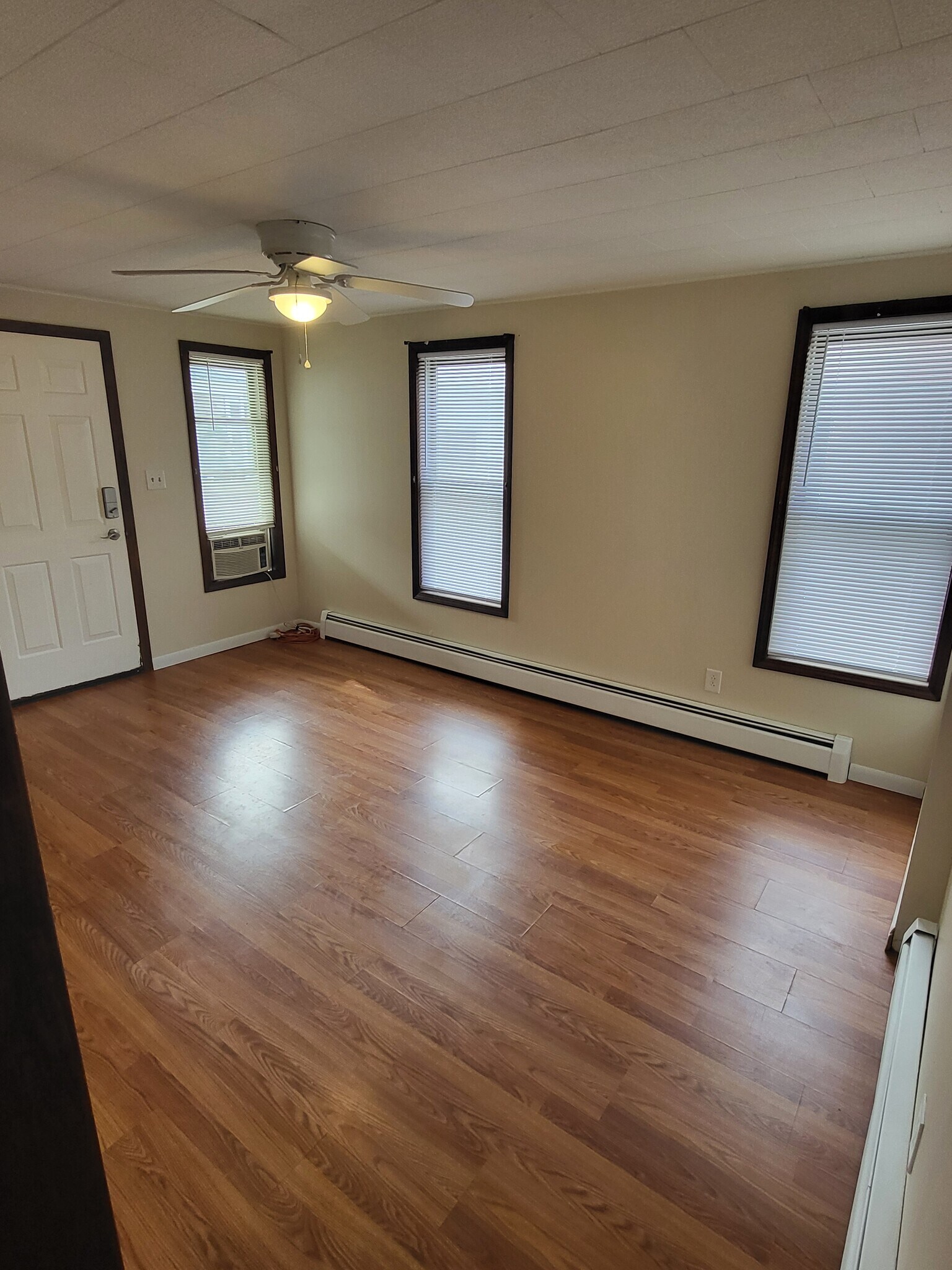 Living Room - 318 United Ave