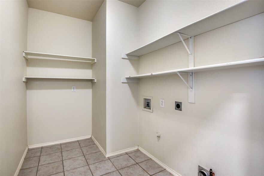 Huge laundry room - 5121 Timber Park Dr