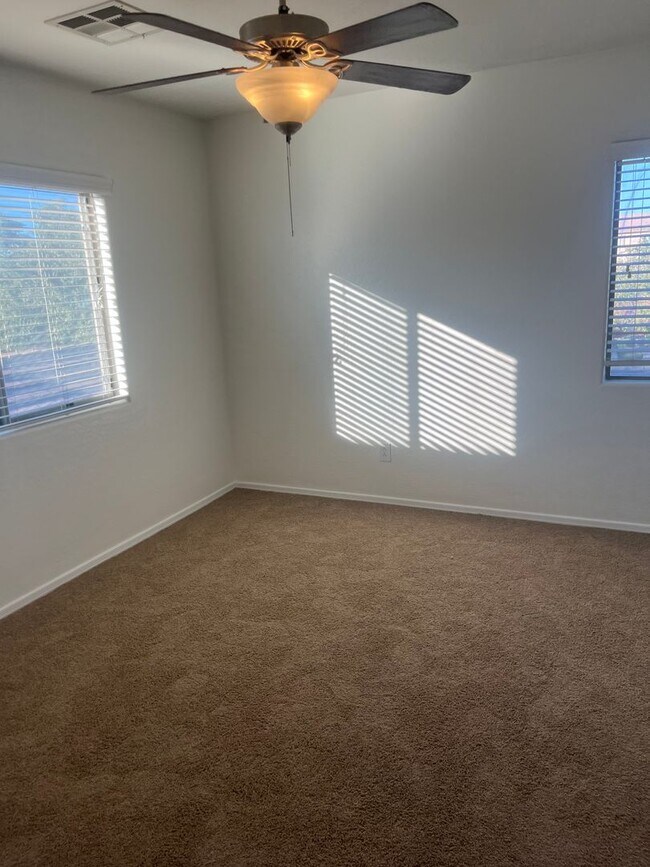 Building Photo - 3 Bed 2.5 New Carpets and Paint!