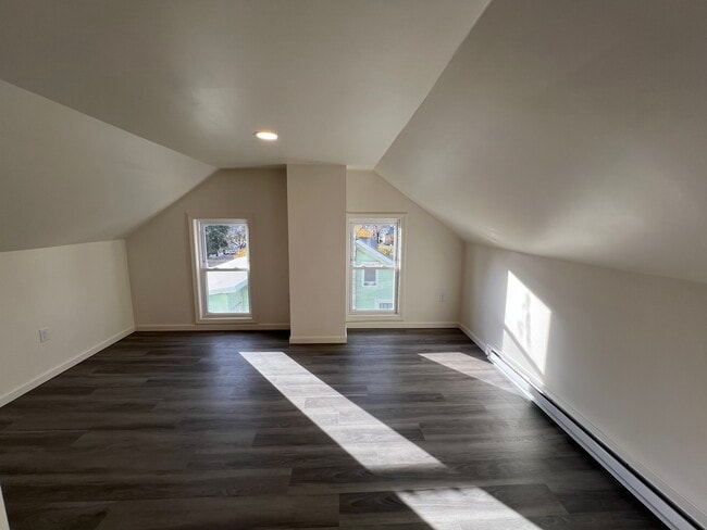 Building Photo - 423 Center St