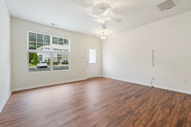 Building Photo - 2 Bedroom, 2.5 Bath townhome in Thompson Ridge with new LVP flooring downstairs.