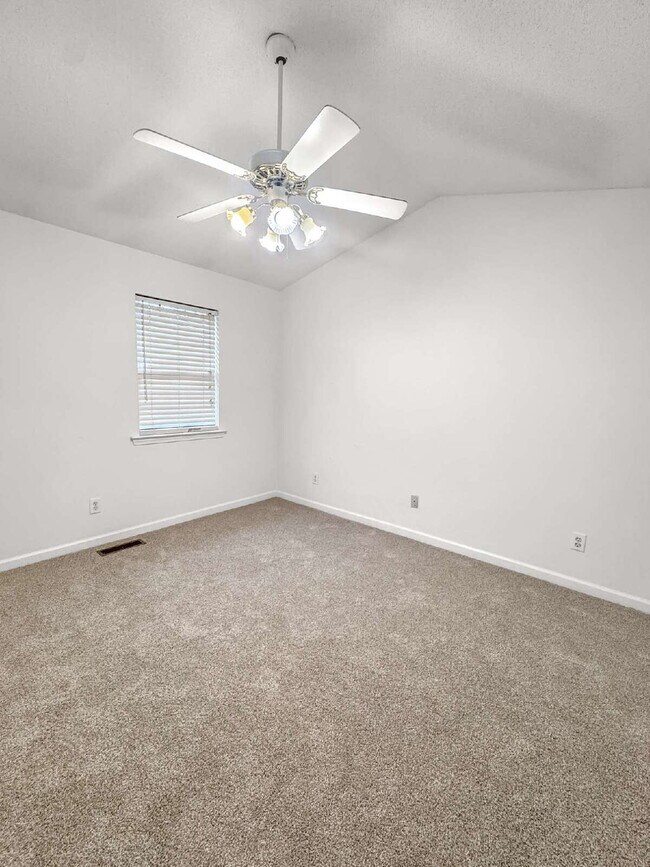 Building Photo - Beautiful End-Unit Townhome Available Immediately