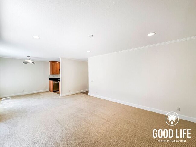 Building Photo - 8537 Villa La Jolla Dr