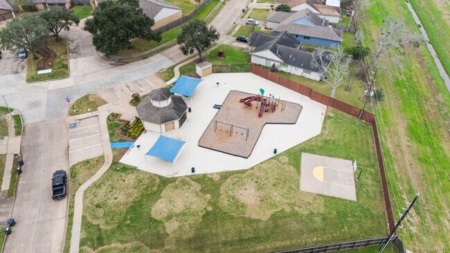 Building Photo - 2502 Planters Row