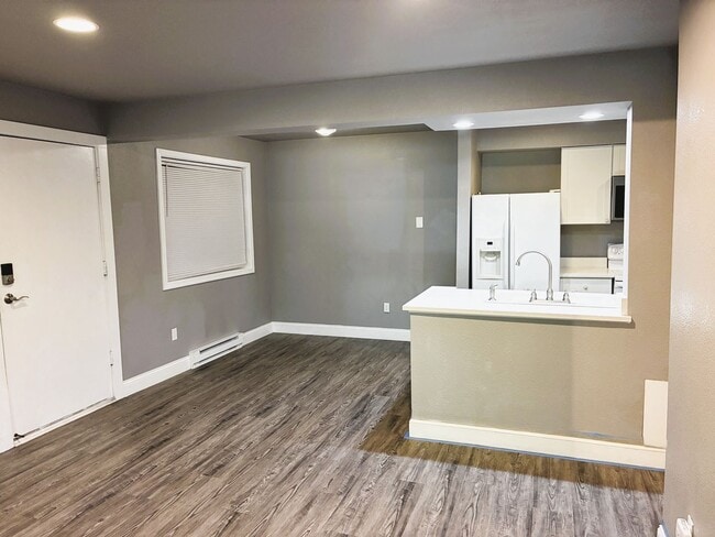 Building Photo - 1 Bedroom, 1 Bath Condo Available Sept 4st...