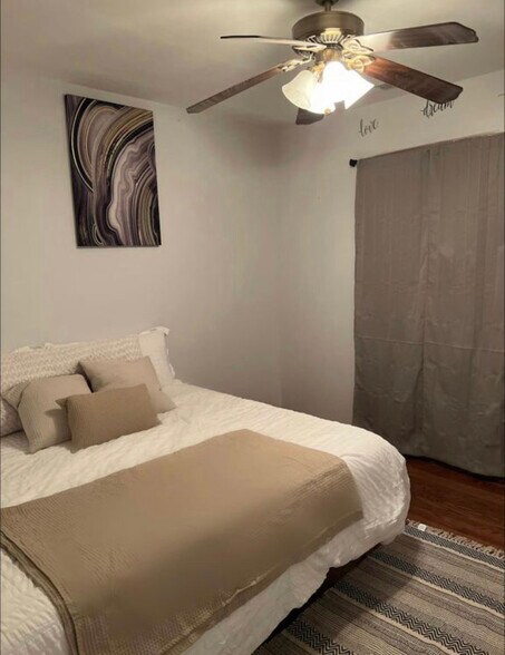 Building Photo - 4954-2 W Cullom Ave