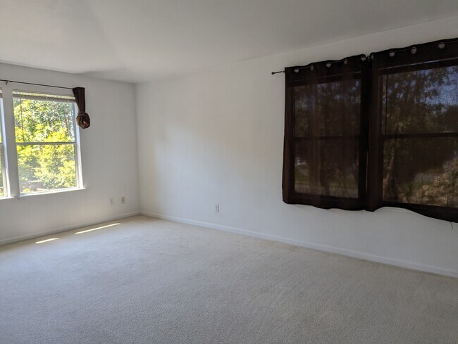 Building Photo - 5 Holtz Ct