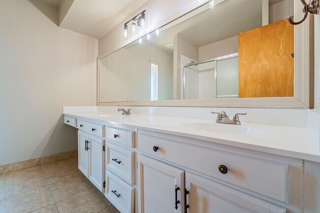 Building Photo - Move in Ready! 3 Bedrooms, 3 Bathrooms & P...