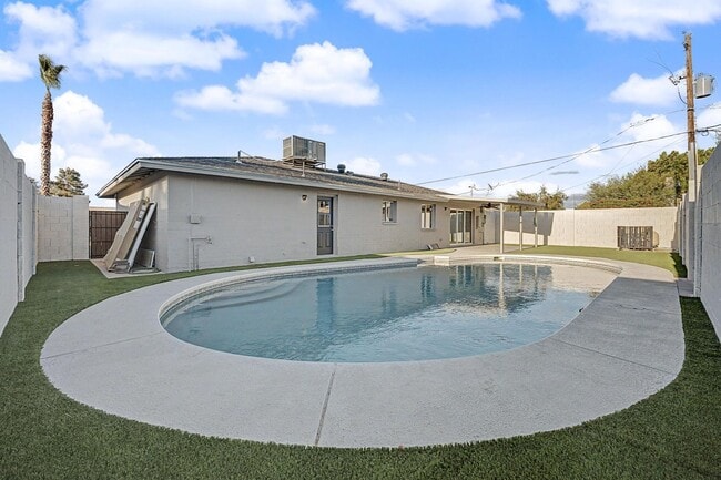 Building Photo - 6 Bed/ 3 Bath with Pool